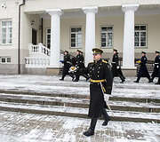 Tradicinės vėliavos pakėlimo ceremonijos akimirka