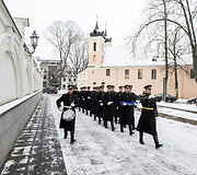 Tradicinės vėliavos pakėlimo ceremonijos akimirka