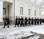 Tradicinės vėliavos pakėlimo ceremonijos akimirka