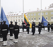 Tradicinės vėliavos pakėlimo ceremonijos akimirka