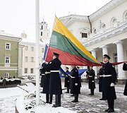 Tradicinės vėliavos pakėlimo ceremonijos akimirka