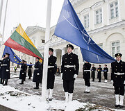 Tradicinės vėliavos pakėlimo ceremonijos akimirka