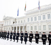 Tradicinės vėliavos pakėlimo ceremonijos akimirka