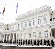 Tradicinės vėliavos pakėlimo ceremonijos akimirka