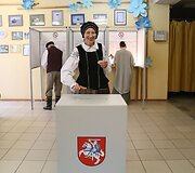 Jurbarko rajono Smalininkų miestelio gyventojai rinkti prezidento ir europarlamentarų atėjo pasipuo&scaron;ę tautiniais drabužiais