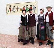 Jurbarko rajono Smalininkų miestelio gyventojai rinkti prezidento ir europarlamentarų atėjo pasipuo&scaron;ę tautiniais drabužiais