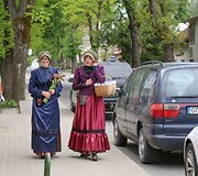 Jurbarko rajono Smalininkų miestelio gyventojai rinkti prezidento ir europarlamentarų atėjo pasipuo&scaron;ę tautiniais drabužiais