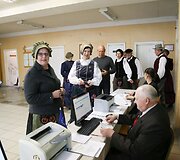 Jurbarko rajono Smalininkų miestelio gyventojai rinkti prezidento ir europarlamentarų atėjo pasipuo&scaron;ę tautiniais drabužiais