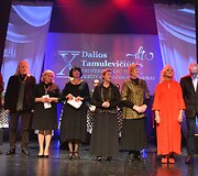Varėnoje baigėsi jau de&scaron;imtasis žymios kra&scaron;tietės, i&scaron; Senosios Varėnos kilusios režisierės Dalios Tamulevičiūtės profesionalių teatrų festivalis.