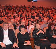 Varėnoje baigėsi jau de&scaron;imtasis žymios kra&scaron;tietės, i&scaron; Senosios Varėnos kilusios režisierės Dalios Tamulevičiūtės profesionalių teatrų festivalis.