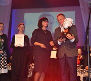 Varėnoje baigėsi jau de&scaron;imtasis žymios kra&scaron;tietės, i&scaron; Senosios Varėnos kilusios režisierės Dalios Tamulevičiūtės profesionalių teatrų festivalis.