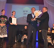 Varėnoje baigėsi jau de&scaron;imtasis žymios kra&scaron;tietės, i&scaron; Senosios Varėnos kilusios režisierės Dalios Tamulevičiūtės profesionalių teatrų festivalis.