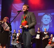 Varėnoje baigėsi jau de&scaron;imtasis žymios kra&scaron;tietės, i&scaron; Senosios Varėnos kilusios režisierės Dalios Tamulevičiūtės profesionalių teatrų festivalis.