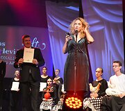 Varėnoje baigėsi jau de&scaron;imtasis žymios kra&scaron;tietės, i&scaron; Senosios Varėnos kilusios režisierės Dalios Tamulevičiūtės profesionalių teatrų festivalis.
