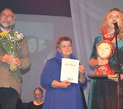 Varėnoje baigėsi jau de&scaron;imtasis žymios kra&scaron;tietės, i&scaron; Senosios Varėnos kilusios režisierės Dalios Tamulevičiūtės profesionalių teatrų festivalis.