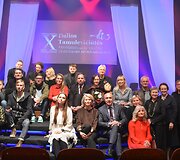 Varėnoje baigėsi jau de&scaron;imtasis žymios kra&scaron;tietės, i&scaron; Senosios Varėnos kilusios režisierės Dalios Tamulevičiūtės profesionalių teatrų festivalis.