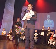 Varėnoje baigėsi jau de&scaron;imtasis žymios kra&scaron;tietės, i&scaron; Senosios Varėnos kilusios režisierės Dalios Tamulevičiūtės profesionalių teatrų festivalis.