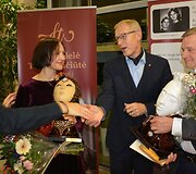 Varėnoje baigėsi jau de&scaron;imtasis žymios kra&scaron;tietės, i&scaron; Senosios Varėnos kilusios režisierės Dalios Tamulevičiūtės profesionalių teatrų festivalis.