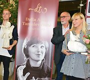 Varėnoje baigėsi jau de&scaron;imtasis žymios kra&scaron;tietės, i&scaron; Senosios Varėnos kilusios režisierės Dalios Tamulevičiūtės profesionalių teatrų festivalis.