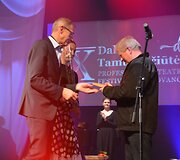 Varėnoje baigėsi jau de&scaron;imtasis žymios kra&scaron;tietės, i&scaron; Senosios Varėnos kilusios režisierės Dalios Tamulevičiūtės profesionalių teatrų festivalis.