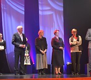 Varėnoje baigėsi jau de&scaron;imtasis žymios kra&scaron;tietės, i&scaron; Senosios Varėnos kilusios režisierės Dalios Tamulevičiūtės profesionalių teatrų festivalis.