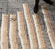 Specialiųjų tyrimų tarnybos pareigūnų per kratas pas Kauno miesto administracijos direktorių Vilių &Scaron;iliauską ir &bdquo;Autokaustos&ldquo; direktorių Juozą Kriaučiūną rasti pinigai bei kiti įkalčiai