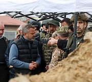 Europos Komisijos pirmininkė Ursula von der Leyen, ES užsienio reikalų įgaliotinis Josepas Borrellis ir Slovakijos ministras pirmininkas Eduardas Hegeris lankėsi Bučoje, kur žuvo &scaron;imtai civilių gyventojų