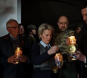 Europos Komisijos pirmininkė Ursula von der Leyen, ES užsienio reikalų įgaliotinis Josepas Borrellis ir Slovakijos ministras pirmininkas Eduardas Hegeris lankėsi Bučoje, kur žuvo &scaron;imtai civilių gyventojų