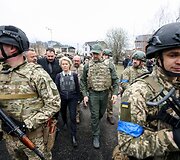 Europos Komisijos pirmininkė Ursula von der Leyen, ES užsienio reikalų įgaliotinis Josepas Borrellis ir Slovakijos ministras pirmininkas Eduardas Hegeris lankėsi Bučoje, kur žuvo &scaron;imtai civilių gyventojų