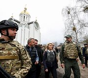 Europos Komisijos pirmininkė Ursula von der Leyen, ES užsienio reikalų įgaliotinis Josepas Borrellis ir Slovakijos ministras pirmininkas Eduardas Hegeris lankėsi Bučoje, kur žuvo &scaron;imtai civilių gyventojų