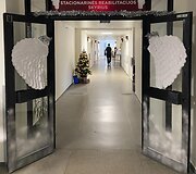 Respublikinės Vilniaus universitetinės ligoninės darbuotojai savo patalpas i&scaron;puo&scaron;ė kalėdiniais papuo&scaron;imais