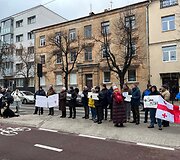 Sausio 4 d. Vilniuje prie Sakartvelo ambasados susirinkę žmonės reikalavo paleisti Michailą Saaka&scaron;vilį i&scaron; įkalinimo ir i&scaron;leisti jį gydytis Vakaruose