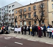 Sausio 4 d. Vilniuje prie Sakartvelo ambasados susirinkę žmonės reikalavo paleisti Michailą Saaka&scaron;vilį i&scaron; įkalinimo ir i&scaron;leisti jį gydytis Vakaruose