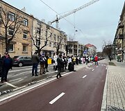 Sausio 4 d. Vilniuje prie Sakartvelo ambasados susirinkę žmonės reikalavo paleisti Michailą Saaka&scaron;vilį i&scaron; įkalinimo ir i&scaron;leisti jį gydytis Vakaruose
