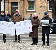 Sausio 4 d. Vilniuje prie Sakartvelo ambasados susirinkę žmonės reikalavo paleisti Michailą Saaka&scaron;vilį i&scaron; įkalinimo ir i&scaron;leisti jį gydytis Vakaruose