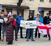 Sausio 4 d. Vilniuje prie Sakartvelo ambasados susirinkę žmonės reikalavo paleisti Michailą Saaka&scaron;vilį i&scaron; įkalinimo ir i&scaron;leisti jį gydytis Vakaruose