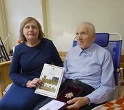 Lietuvos gyventojų genocido ir rezistencijos tyrimo centro darbuotojai sveikina Antaną Terlecką su 95-mečiu