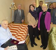 Lietuvos gyventojų genocido ir rezistencijos tyrimo centro darbuotojai sveikina Antaną Terlecką su 95-mečiu