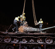 Vilniuje eksponuojamas į Lietuvą atvežtas Ukrainos kariuomenės sunaikintas rusų tankas T-72B