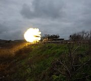 Prie Bachmuto žuvęs tanko ekipažas: Andrijus Melnykas (vairuotojas-mechanikas), Vitalijus Kobecas (ekipažo vadas) ir Serhijus Leontjevas (kulkosvaidininkas)