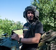 Prie Bachmuto žuvęs tanko ekipažas: Andrijus Melnykas (vairuotojas-mechanikas), Vitalijus Kobecas (ekipažo vadas) ir Serhijus Leontjevas (kulkosvaidininkas)