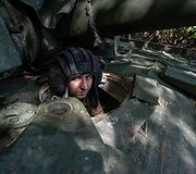 Prie Bachmuto žuvęs tanko ekipažas: Andrijus Melnykas (vairuotojas-mechanikas), Vitalijus Kobecas (ekipažo vadas) ir Serhijus Leontjevas (kulkosvaidininkas)
