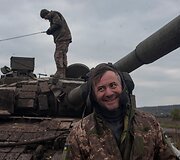 Prie Bachmuto žuvęs tanko ekipažas: Andrijus Melnykas (vairuotojas-mechanikas), Vitalijus Kobecas (ekipažo vadas) ir Serhijus Leontjevas (kulkosvaidininkas)