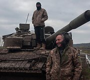 Prie Bachmuto žuvęs tanko ekipažas: Andrijus Melnykas (vairuotojas-mechanikas), Vitalijus Kobecas (ekipažo vadas) ir Serhijus Leontjevas (kulkosvaidininkas)