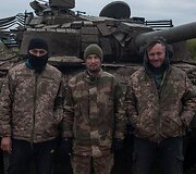 Prie Bachmuto žuvęs tanko ekipažas: Andrijus Melnykas (vairuotojas-mechanikas), Vitalijus Kobecas (ekipažo vadas) ir Serhijus Leontjevas (kulkosvaidininkas)