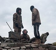 Prie Bachmuto žuvęs tanko ekipažas: Andrijus Melnykas (vairuotojas-mechanikas), Vitalijus Kobecas (ekipažo vadas) ir Serhijus Leontjevas (kulkosvaidininkas)