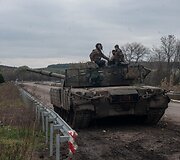 Prie Bachmuto žuvęs tanko ekipažas: Andrijus Melnykas (vairuotojas-mechanikas), Vitalijus Kobecas (ekipažo vadas) ir Serhijus Leontjevas (kulkosvaidininkas)