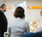Prezidentas Gitanas Nausėda su pirmąja ponia Diana Nausėdiene aplankė palaimintojo kunigo Mykolo Sopočkos hospisą Vilniuje