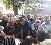 Žmonės ra&scaron;osi į eilę humanitarinei pagalbai gauti