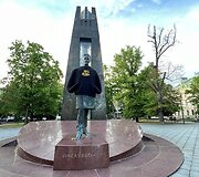 Vilniuje prie&scaron;ais Vyriausybę esantis V.Kudirkos paminklas aprengtas džemperiu &bdquo;Man ne dzin&ldquo;